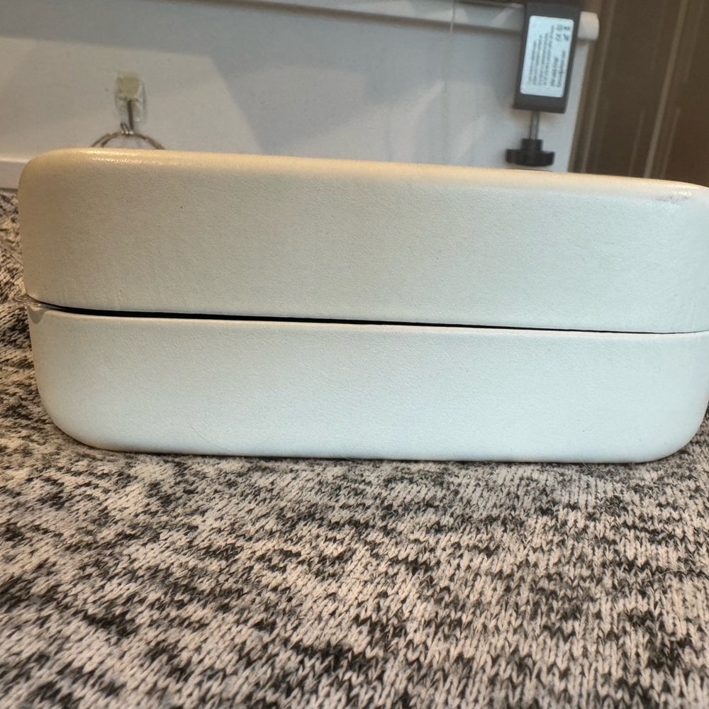 Marc Jacobs White Storage Case w/dust cover for glasses - Picture 4 of 4